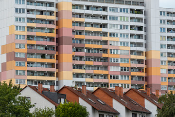 Die Fassade eines Wohhochhauses mit Balkonen