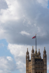 Turm des Parlaments Gebäudes mit Flagge, London, England