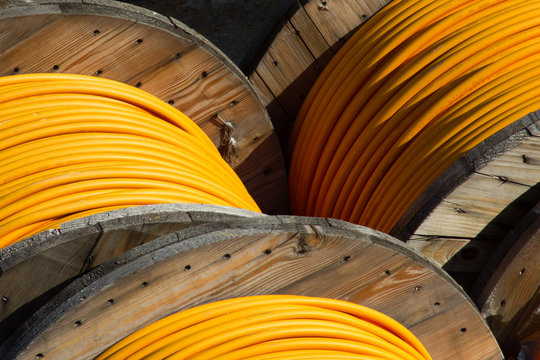 Kabelrolle in Gro&szlig;aufnahme mit orangen Datenkabel
