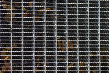 Gitter in rechteckiger Form im Querformat mit dunkelm Hintergrund