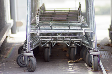 Einkaufswagen Detailaufnahme von den Rädern und dem Unterbau