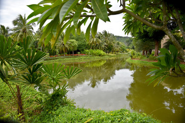 Obraz premium Kanchanaburi, Thailand, 09.09.2019: Beautiful garden, lake, traditional Thai, Siamese clothes, buildings of 