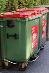 Fototapeta na wymiar Altpapiercontainer zwei mit grün und rot Sammelplatz