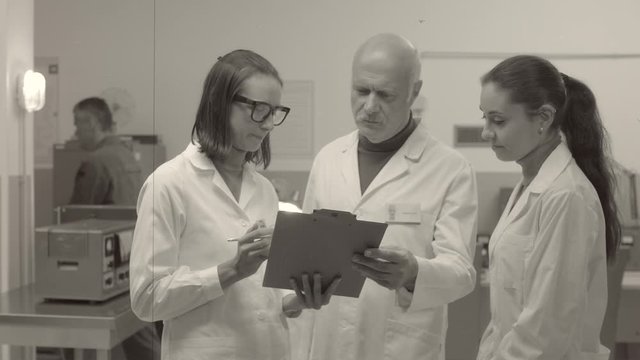 Scientific team discussing a project in the lab
