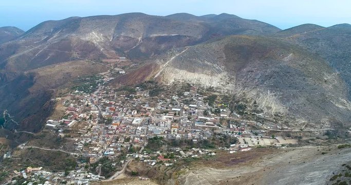 Pueblo en medio de las monta&ntilde;as deserticas con drone