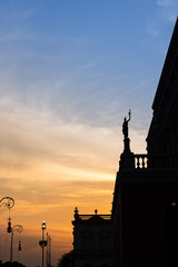 Silhueta da est&aacute;tua ao por do sol