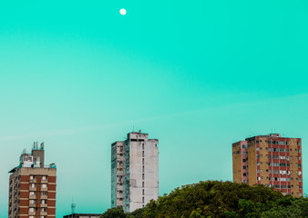 Tr&ecirc;s pr&eacute;dios no c&eacute;u azul piscina