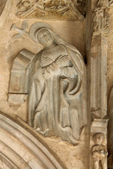 Fototapeta na wymiar Madonna annunciata; rilievo del portale gotico della Pieve dell'Assunta a Cavalese