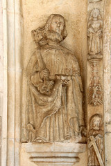 San Pietro; altorilievo del portale gotico della Pieve dell'Assunta a Cavalese