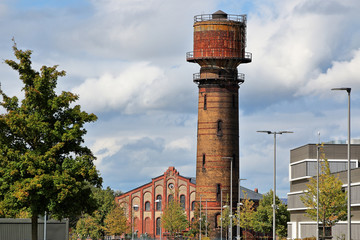Wasserturm der ehemaligen Zeche Anna in Alsdorf mit Museum Energeticon im Hintergrund