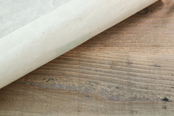 木製テーブルの上の和紙