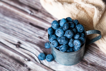 Myrtilles fraiches du jardin dans un pot en métal