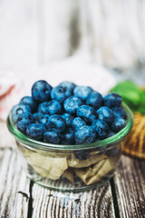 Myrtilles du jardin dans un petit pot en verre
