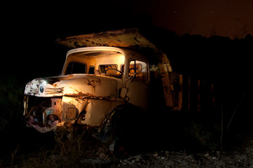 Obraz na płótnie Canvas camion viejo abandonado en la noche