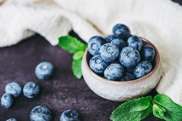 Myrtilles ramassées dans le jardin pour préparation de tarte aux myrtilles