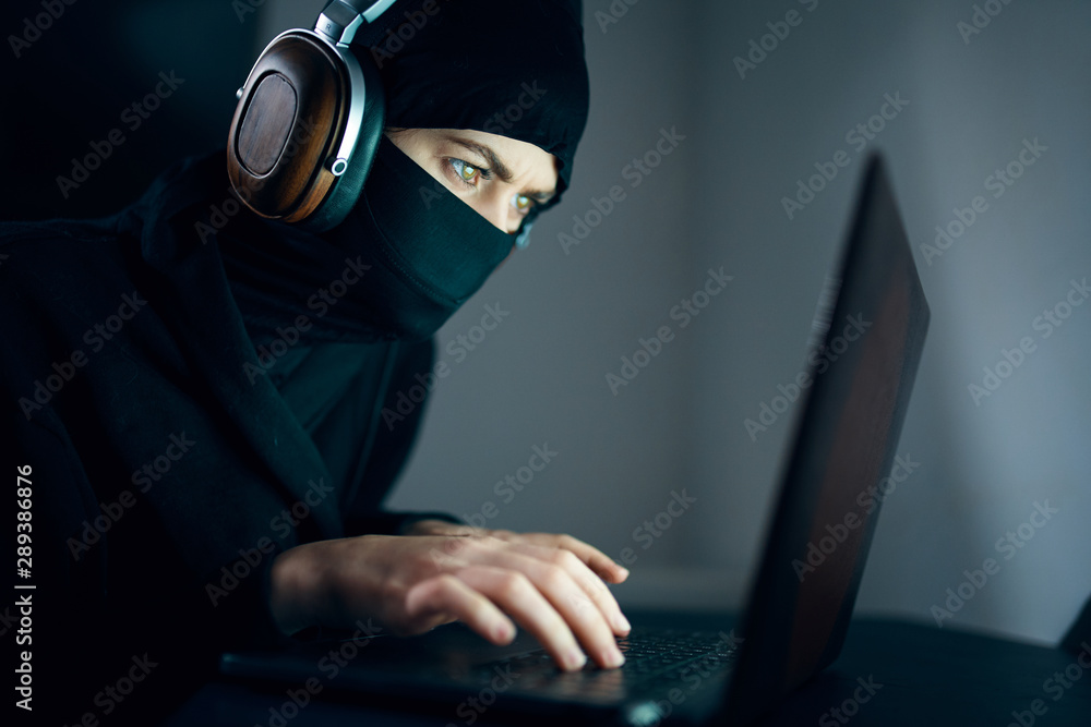 Aufkleber hacker stealing data from laptop
