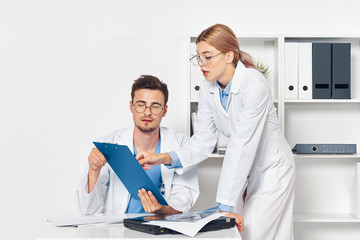 Obraz premium doctor and patient in office