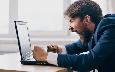 Obraz na płótnie Canvas man working on laptop computer at home