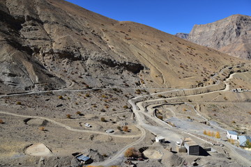 インドのヒマラヤ山岳地帯　スピティ谷のラルーン村　美しい山と青空