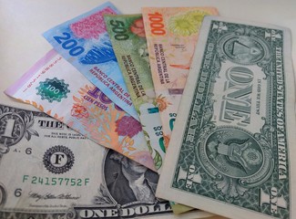 billetes de 1 dolar estadounidense y billetes argentinos de alta denominación 