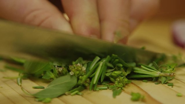 frische Kr&auml;uter schneiden 4K UHD Slowmotion