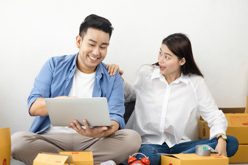Obraz premium Asian couple with stack of parcel boxes, online business and delivery concept.