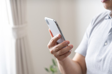 男性　スマホ　スマートフォン　メール