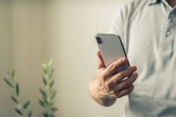 男性　スマホ　スマートフォン　メール