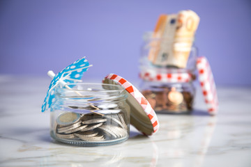 3 Gläser Konten mit Euro Scheinen, Sonnenschirm, 2€ Münzen und Wechselgeld zum haushalten und sparen für Urlaub