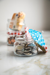 3 Gläser Konten mit Euro Scheinen, Sonnenschirm, 2€ Münzen und Wechselgeld zum haushalten und sparen für Urlaub