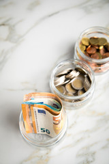 3 Gläser Konten mit Euro Scheinen, 2€ Münzen und Wechselgeld zum haushalten und sparen