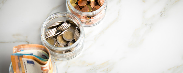 3 Gläser Konten mit Euro Scheinen, 2€ Münzen und Wechselgeld zum haushalten und sparen