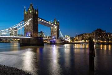 Fototapeta na wymiar Lichter der Tower Bridge zur blauen Stunde mit Soiegelung in der Themse, London, England