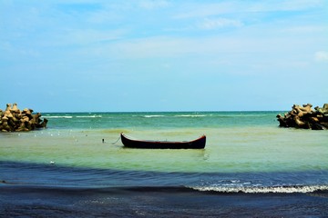 Fototapeta premium an old wooden boat by the sea shore
