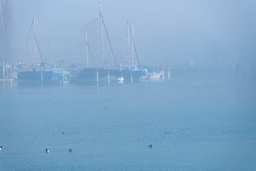 Segelboote im Nebel
