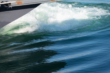 Wasserstrudel beim Anlegen eines Schiffes
