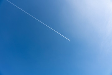 Flugzeug mit Kondensstreifen am Himmel