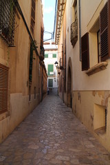 Fototapeta na wymiar Narrow lane in Palma de Mallorca, Spain