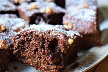 Brownie de chocolate con frutos secos o bizcocho de repostería casera