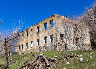 Obraz premium The ruins of an old abandoned house