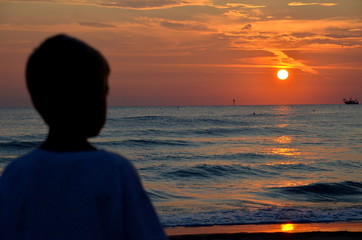 Fototapeta premium Alba sul mare con bambino