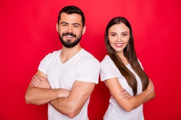 Obraz premium Photo of cute pretty trendy couple of two people standing back to back to each other while isolated with red background wearing trendy white t-shirt