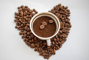 Coffee cup and beans on a white background. идфсл