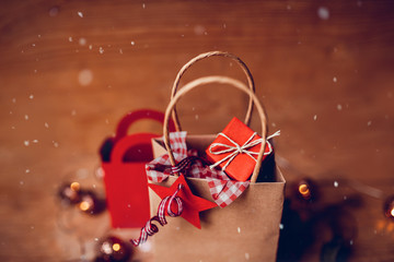 Weihnachten, Schenken und Kaufen - Einkaufstüte aus Recyclingpapier mit rotem Stern als Anhänger und rotem Geschenk kr 