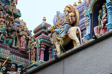 Fototapeta na wymiar hindu temple (Sri Veeramakaliamman temple) in singapore 
