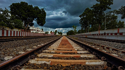Obraz premium Indian Railway Tracks in Sonamukhi Railway Station