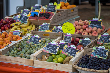 vente de fruits et légumes sur un marché
