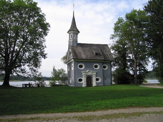 Fototapeta na wymiar Seekapelle zum Heiligen Kreuz Herrenchiemsee