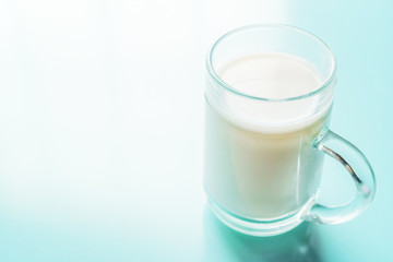 青基調の牛乳が入ったジョッキ