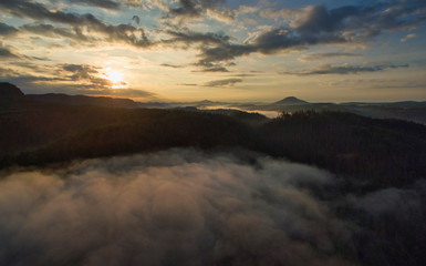 Faszinierende, beeindruckende Morgenstimmung mit Nebel über den Elbe, Täler im Nationalpark...